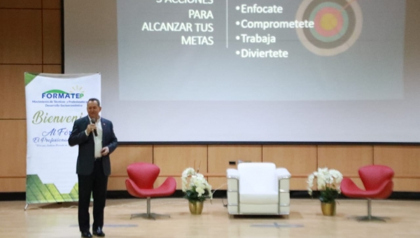 Porfirio Peralta dicta conferencia de Emprendurismo y Ética